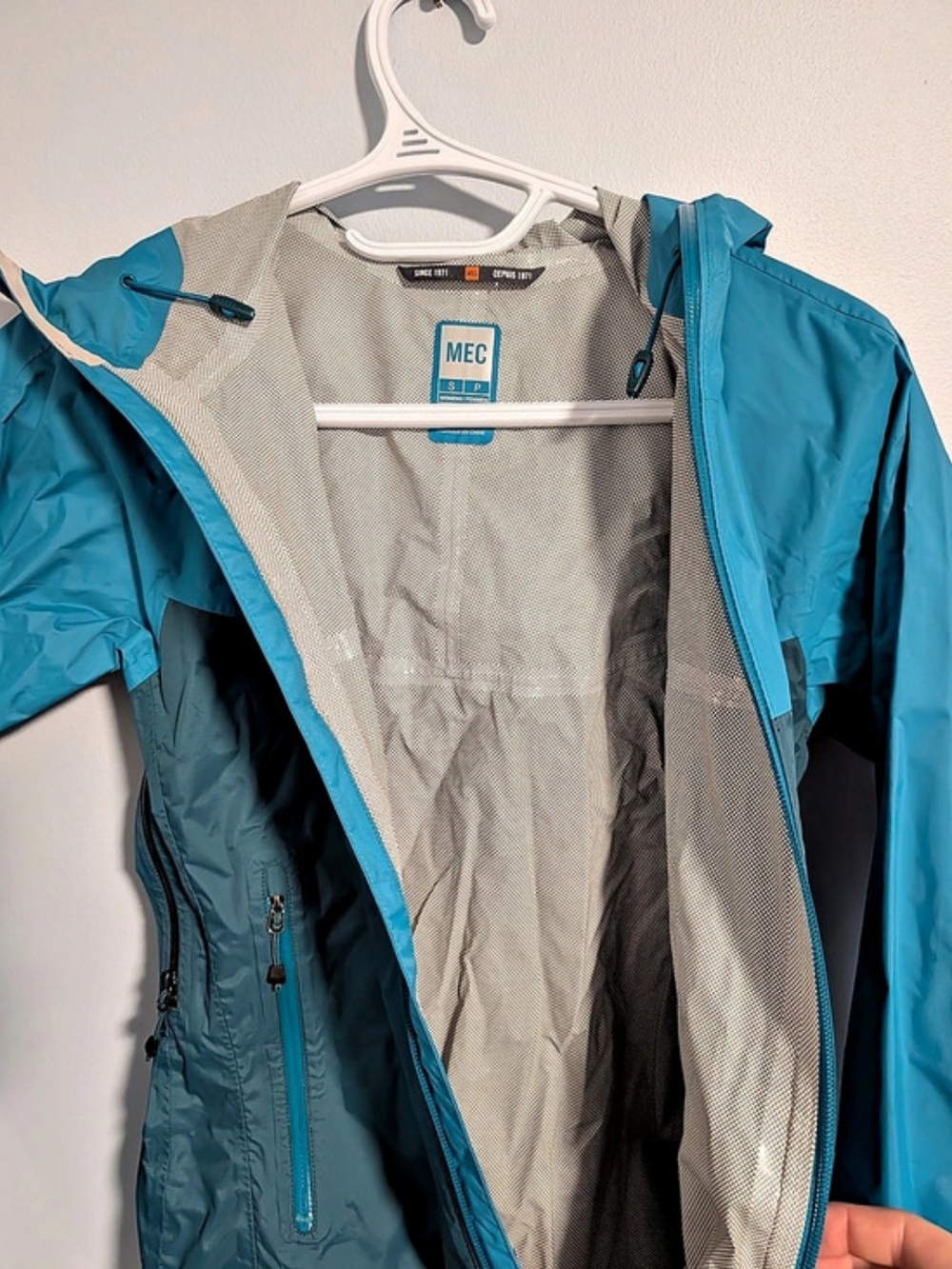 MEC Gore-Tex jacket Color Block Shell Jacket Size Small - Picture 4 of 5
